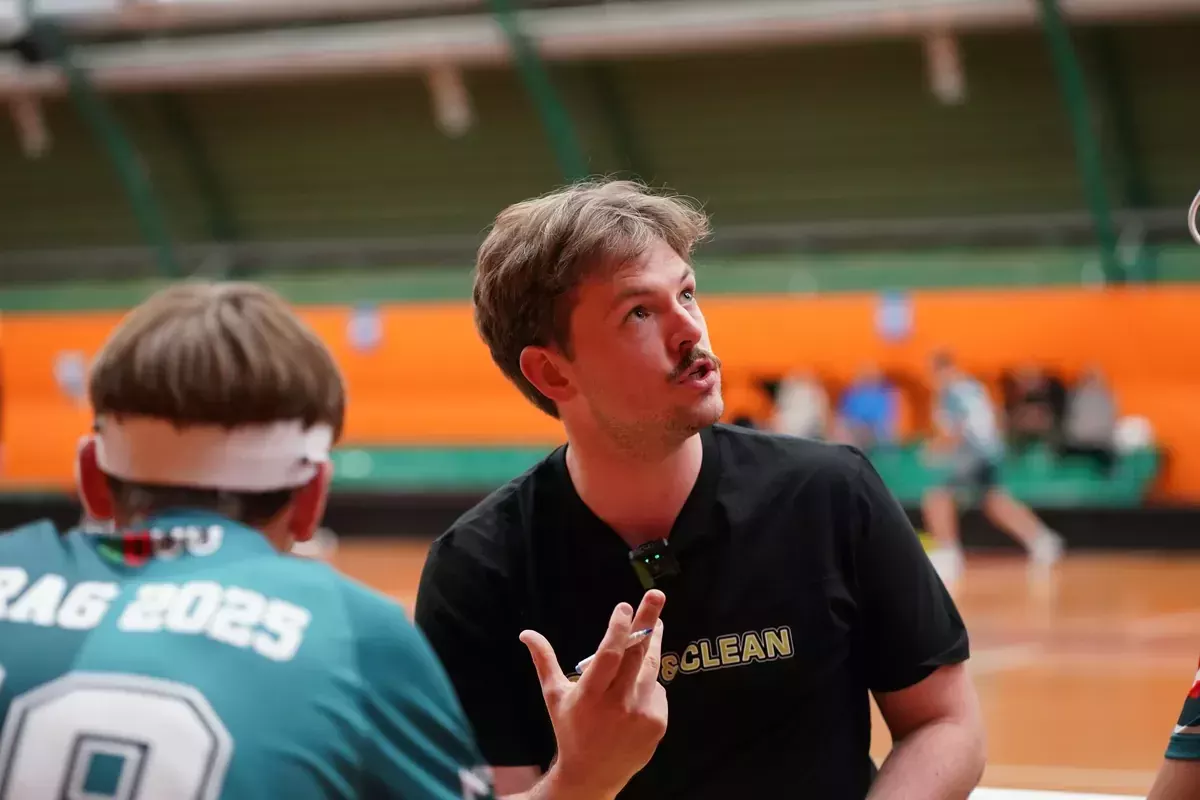 Coach erklärt einem Junior eine Spielsituation
