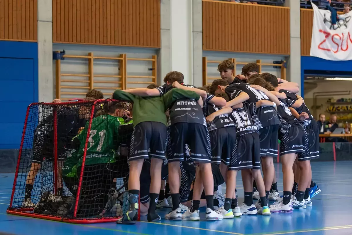 Team steht vor dem Spiel im Kreis zusammen