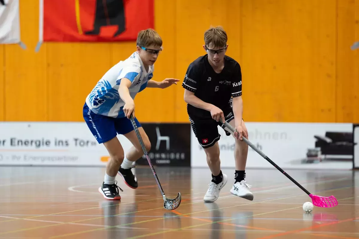 Zwei Junioren kämpfen um den Ball
