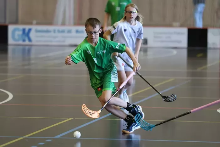 Junior springt im Spiel dem Ball entgegen