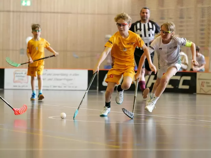 Junior sprintet mit dem Ball über das Feld