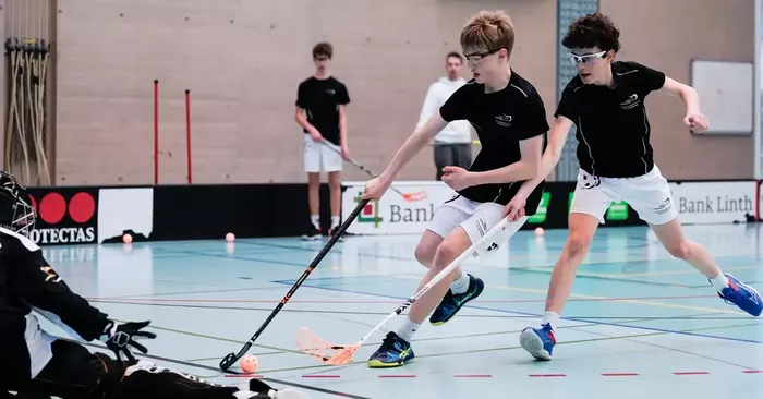 Zwei Spieler im Zweikampf während eines Trainings